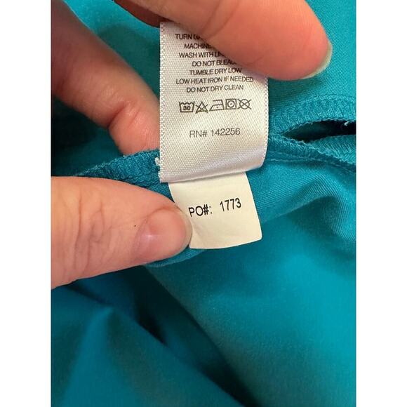 Figs Casma Three-Pocket Scrub Top (TEAL) - Picture 4 of 5